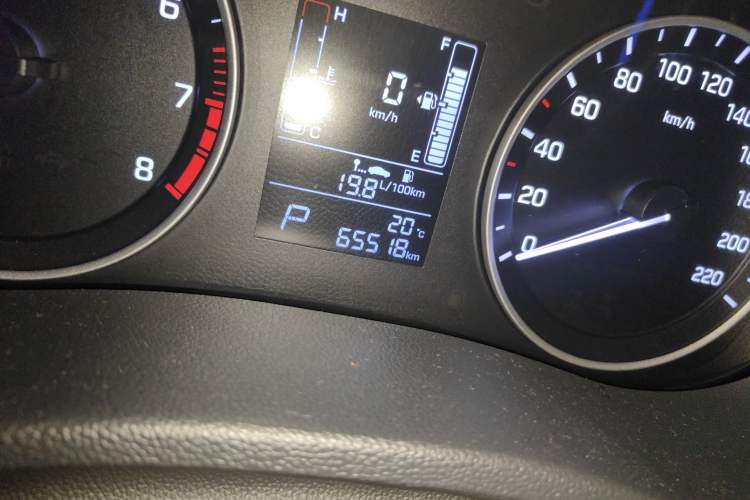 Used Hyundai ix25 2015 1.6L Automatic Two-Wheel Drive Fashionable GS Model Odometer Close Up