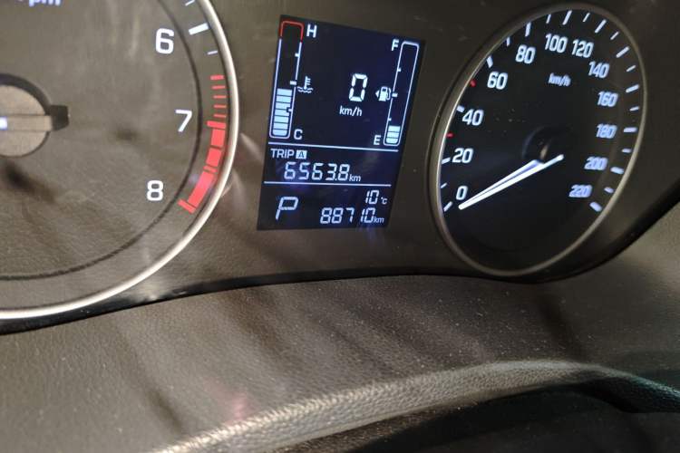 Used Hyundai ix25 2015 1.6L Automatic Two-Wheel-Drive Deluxe DLX Model Odometer Close Up