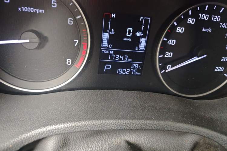 Used Hyundai ix25 2015 2.0L Automatic Two-Wheel Drive Intelligent GLS Odometer Close Up