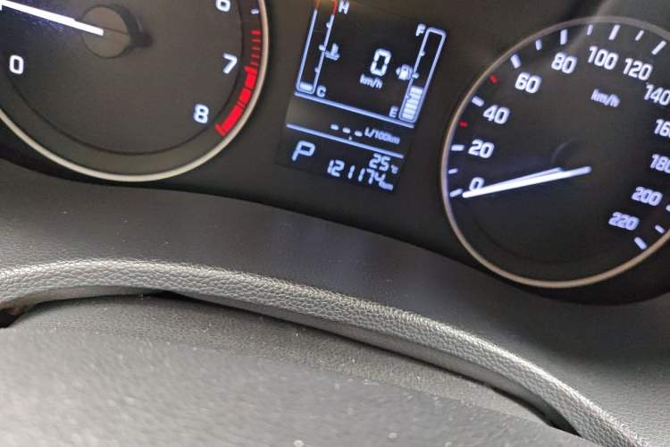 Used Hyundai ix25 2015 1.6L Automatic Two-Wheel Drive Smart GLS Trim Odometer Close Up