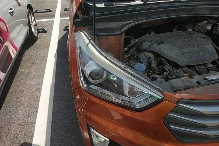 Used Hyundai ix25 2015 1.6L Automatic Two-Wheel-Drive Deluxe DLX Model Right Front Headlight