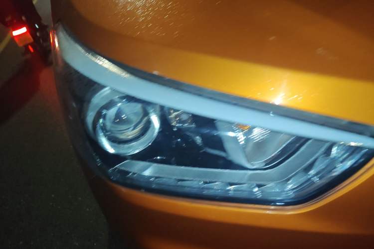 Used Hyundai ix25 2015 1.6L Automatic Two-Wheel-Drive Deluxe DLX Model Right Front Headlight