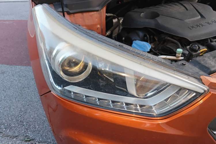 Used Hyundai ix25 2015 1.6L Automatic Two-Wheel-Drive Deluxe DLX Model Right Front Headlight