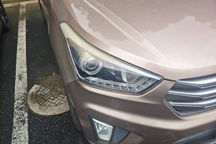 Used Hyundai ix25 2015 1.6L Automatic Two-Wheel-Drive Deluxe DLX Model Right Front Headlight