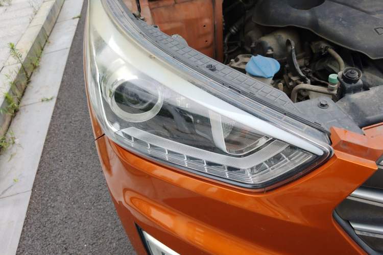Used Hyundai ix25 2015 1.6L Automatic Two-Wheel-Drive Deluxe DLX Model Right Front Headlight