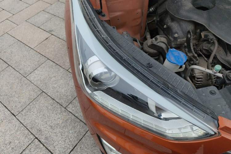 Used Hyundai ix25 2015 1.6L Automatic Two-Wheel-Drive Deluxe DLX Model Right Front Headlight