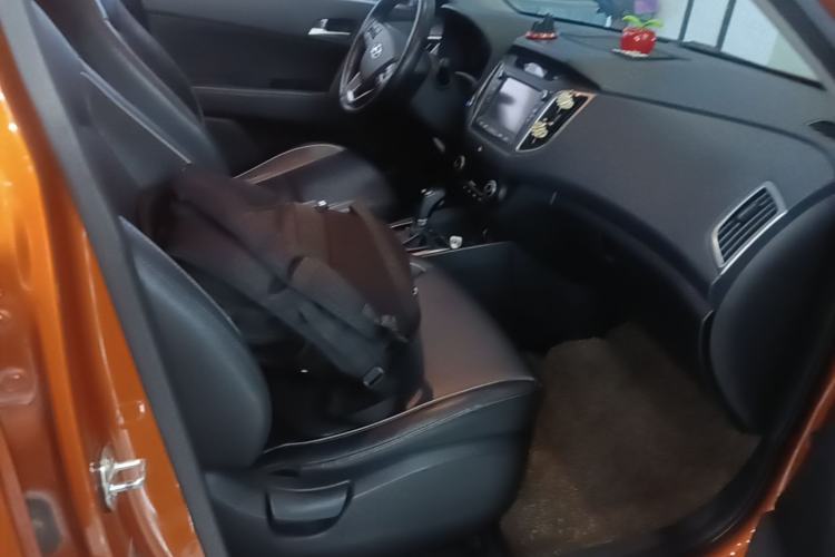 Used Hyundai ix25 2015 1.6L Automatic Two-Wheel-Drive Deluxe DLX Model Right Front Seat