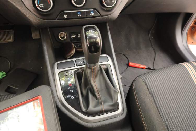 Used Hyundai ix25 2016 1.6T Dual-Clutch Two-Wheel Drive Smart GLS Model Gear Lever