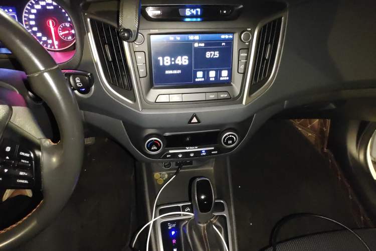 Used Hyundai ix25 2016 1.6T Dual-Clutch Two-Wheel-Drive Deluxe DLX Model Audio And AC Panel