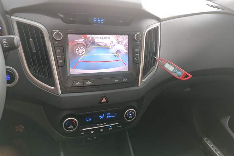 Used Hyundai ix25 2016 1.6T Dual-Clutch Two-Wheel-Drive Deluxe DLX Model Audio And AC Panel