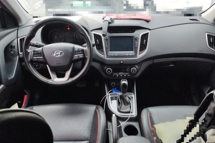 Used Hyundai ix25 2016 1.6T Dual-Clutch Two-Wheel-Drive Deluxe DLX Model Center Console