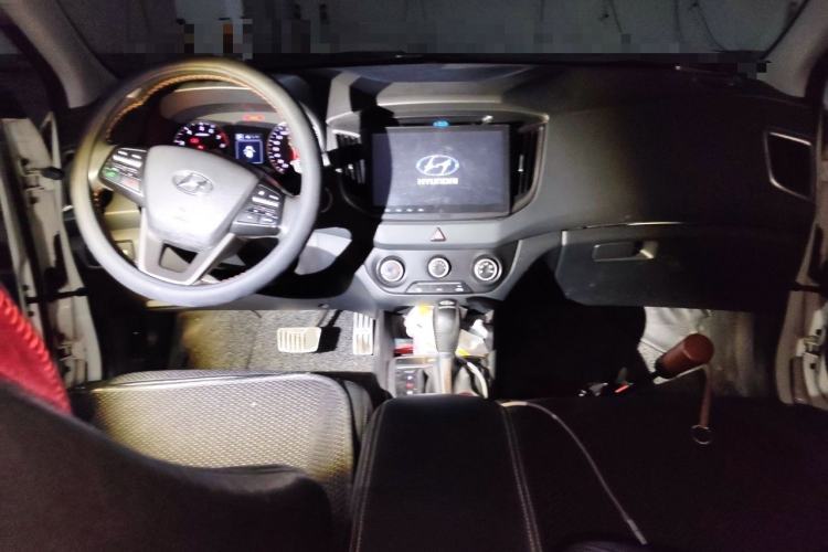 Used Hyundai ix25 2016 1.6T Dual-Clutch Two-Wheel Drive Smart GLS Model Center Console