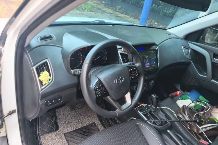Used Hyundai ix25 2016 1.6T Dual-Clutch Two-Wheel Drive Smart GLS Model Center Console
