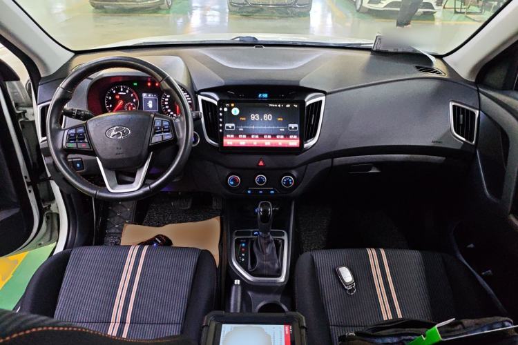 Used Hyundai ix25 2016 1.6T Dual-Clutch Two-Wheel Drive Smart GLS Model Center Console