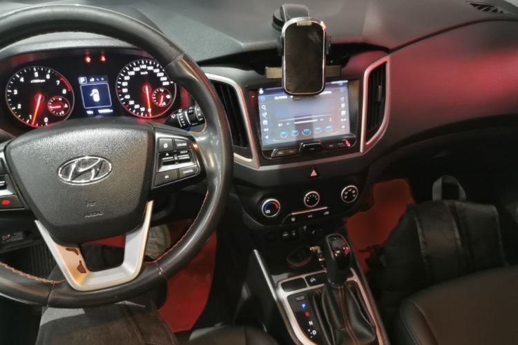 Used Hyundai ix25 2016 1.6T Dual-Clutch Two-Wheel Drive Smart GLS Model Center Console