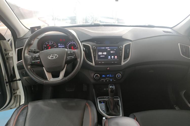 Used Hyundai ix25 2016 1.6T Dual-Clutch Two-Wheel-Drive Deluxe DLX Model Center Console