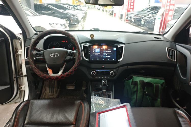 Used Hyundai ix25 2016 1.6T Dual-Clutch Two-Wheel-Drive Deluxe DLX Model Center Console