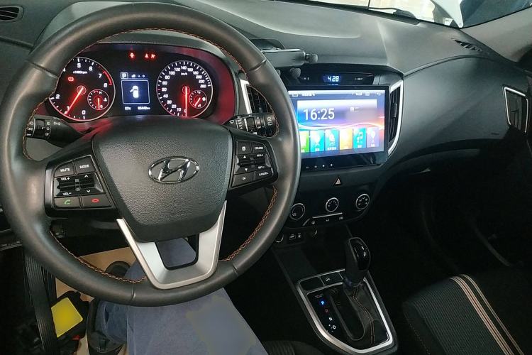 Used Hyundai ix25 2016 1.6T Dual-Clutch Two-Wheel Drive Smart GLS Model Center Console