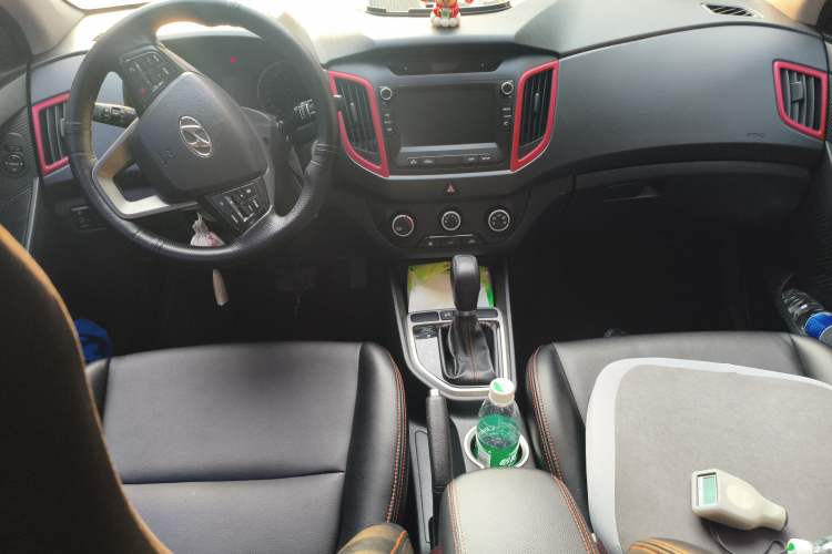 Used Hyundai ix25 2016 1.6T Dual-Clutch Two-Wheel Drive Smart GLS Model Center Console