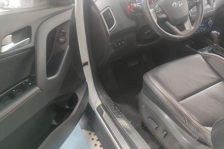 Used Hyundai ix25 2016 1.6T Dual-Clutch Two-Wheel-Drive Deluxe DLX Model Driver Seat