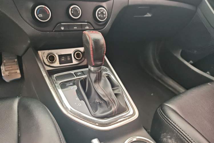 Used Hyundai ix25 2016 1.6T Dual-Clutch Two-Wheel Drive Smart GLS Model Gear Lever