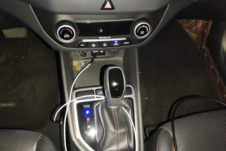 Used Hyundai ix25 2016 1.6T Dual-Clutch Two-Wheel-Drive Deluxe DLX Model Gear Lever