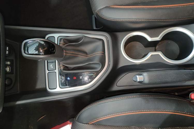 Used Hyundai ix25 2016 1.6T Dual-Clutch Two-Wheel-Drive Deluxe DLX Model Gear Lever