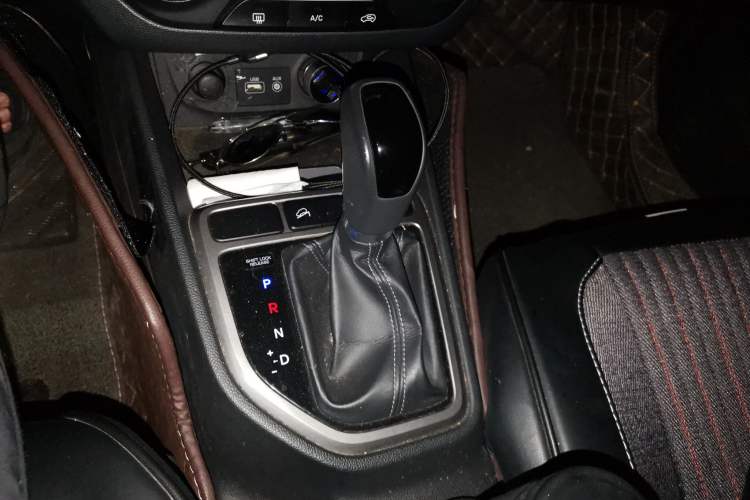 Used Hyundai ix25 2016 1.6T Dual-Clutch Two-Wheel Drive Smart GLS Model Gear Lever
