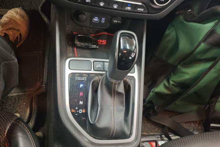 Used Hyundai ix25 2016 1.6T Dual-Clutch Two-Wheel-Drive Deluxe DLX Model Gear Lever