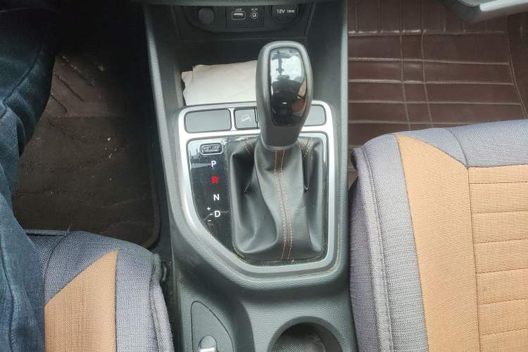 Used Hyundai ix25 2016 1.6T Dual-Clutch Two-Wheel Drive Smart GLS Model Gear Lever