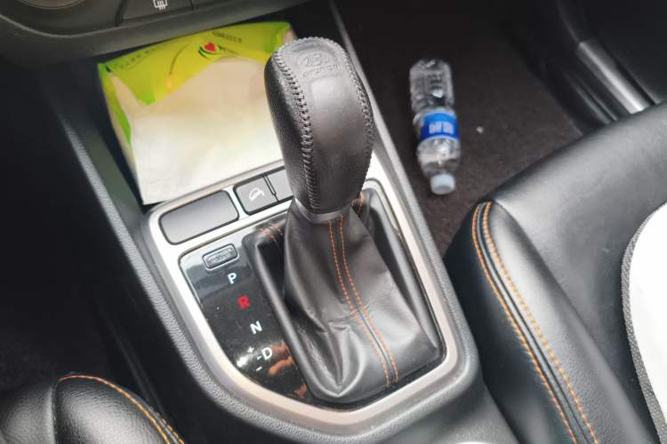 Used Hyundai ix25 2016 1.6T Dual-Clutch Two-Wheel Drive Smart GLS Model Gear Lever