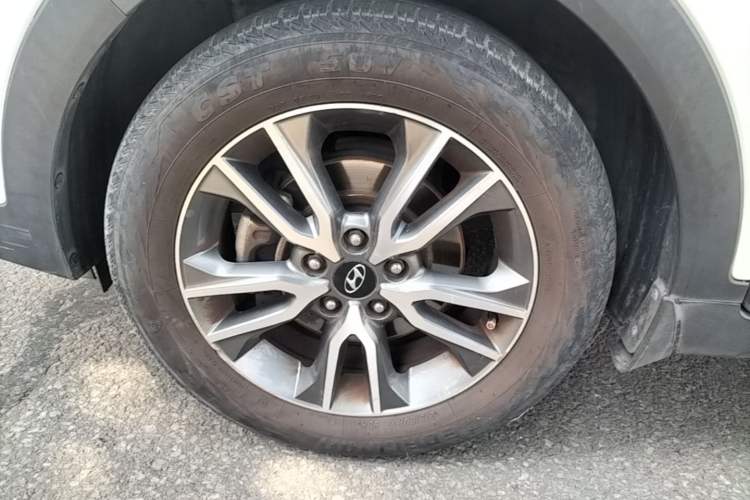 Used Hyundai ix25 2016 1.6T Dual-Clutch Two-Wheel Drive Smart GLS Model Left Front Wheel Hub