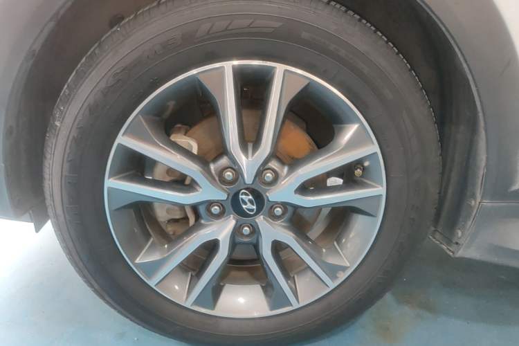 Used Hyundai ix25 2016 1.6T Dual-Clutch Two-Wheel-Drive Deluxe DLX Model Left Front Wheel Hub