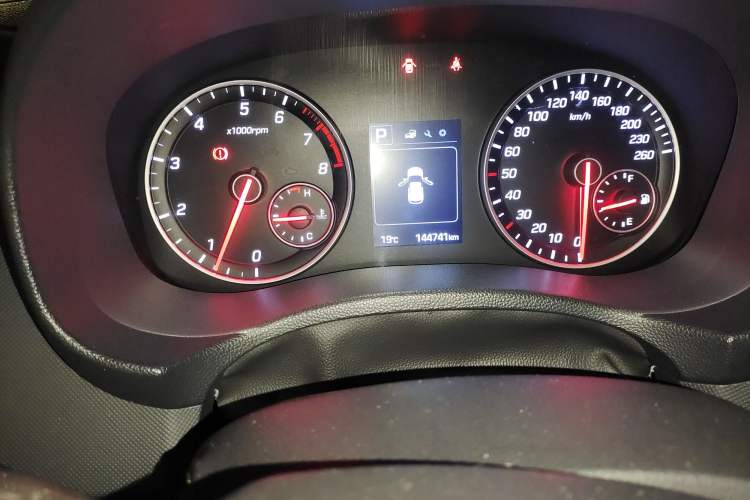 Used Hyundai ix25 2016 1.6T Dual-Clutch Two-Wheel-Drive Deluxe DLX Model Odometer Close Up