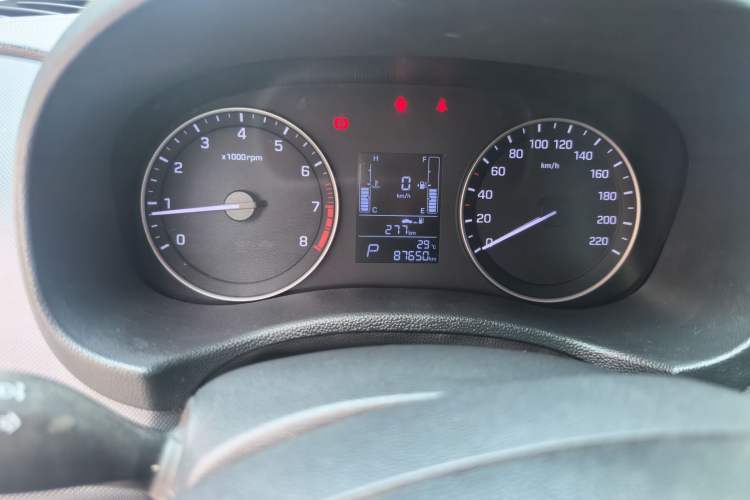 Used Hyundai ix25 2016 1.6T Dual-Clutch Two-Wheel Drive Smart GLS Model Odometer Close Up