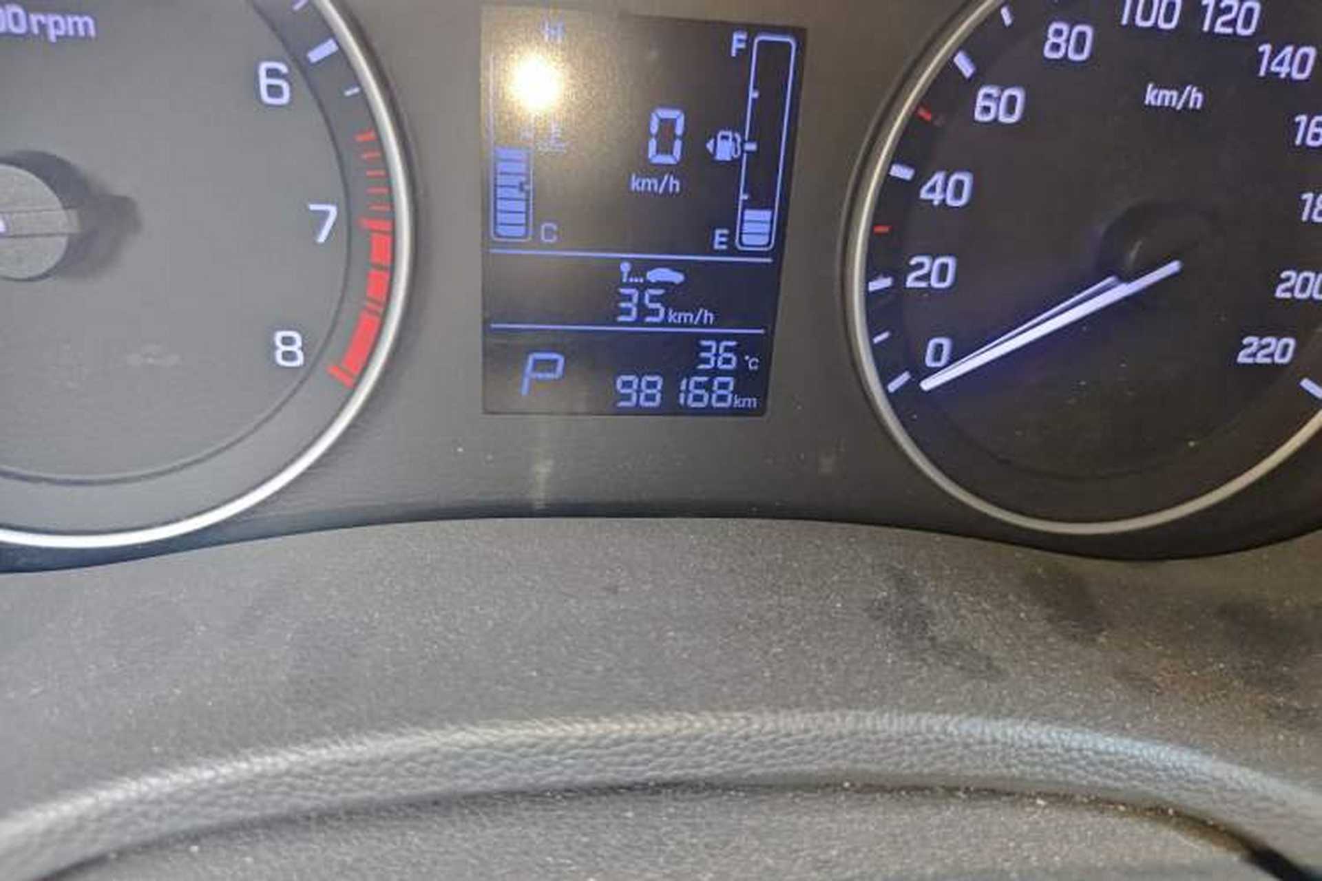 Used Hyundai ix25 2016 1.6T Dual-Clutch Two-Wheel Drive Smart GLS Model Odometer Close Up