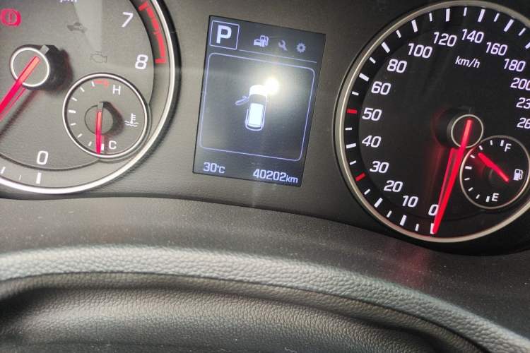 Used Hyundai ix25 2016 1.6T Dual-Clutch Two-Wheel Drive Smart GLS Model Odometer Close Up