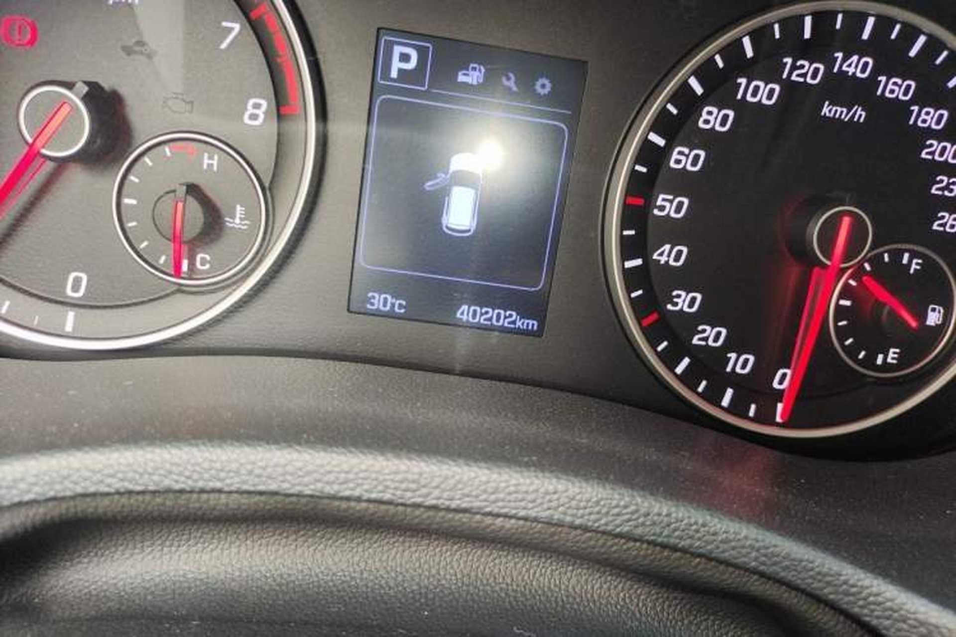 Used Hyundai ix25 2016 1.6T Dual-Clutch Two-Wheel Drive Smart GLS Model Odometer Close Up