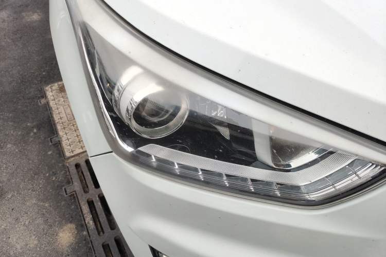 Used Hyundai ix25 2016 1.6T Dual-Clutch Two-Wheel-Drive Deluxe DLX Model Right Front Headlight