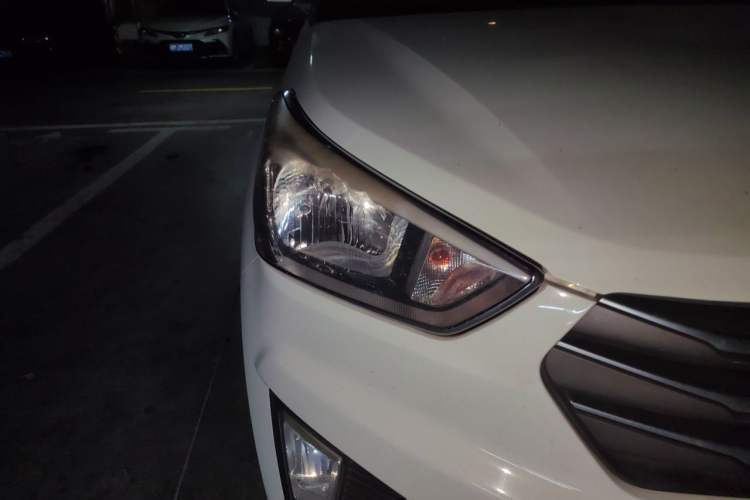 Used Hyundai ix25 2016 1.6T Dual-Clutch Two-Wheel-Drive Deluxe DLX Model Right Front Headlight