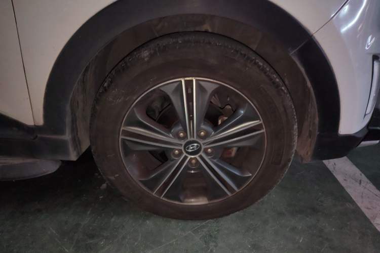 Used Hyundai ix25 2016 1.6T Dual-Clutch Two-Wheel-Drive Deluxe DLX Model Right Front Wheel Hub