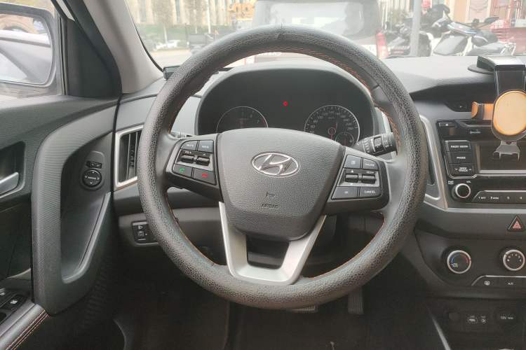 Used Hyundai ix25 2016 1.6T Dual-Clutch Two-Wheel Drive Smart GLS Model Steering Wheel