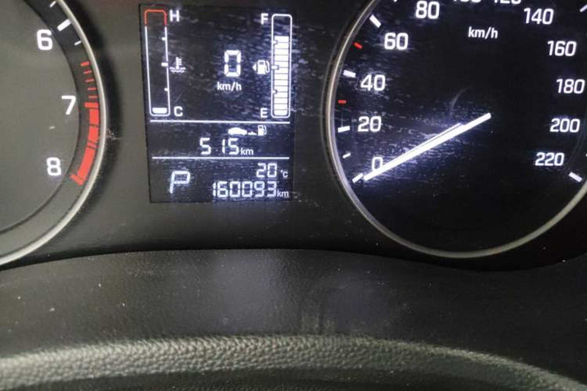 Used Hyundai ix25 2016 1.6T Dual-Clutch Two-Wheel Drive Smart GLS Model Odometer Close Up