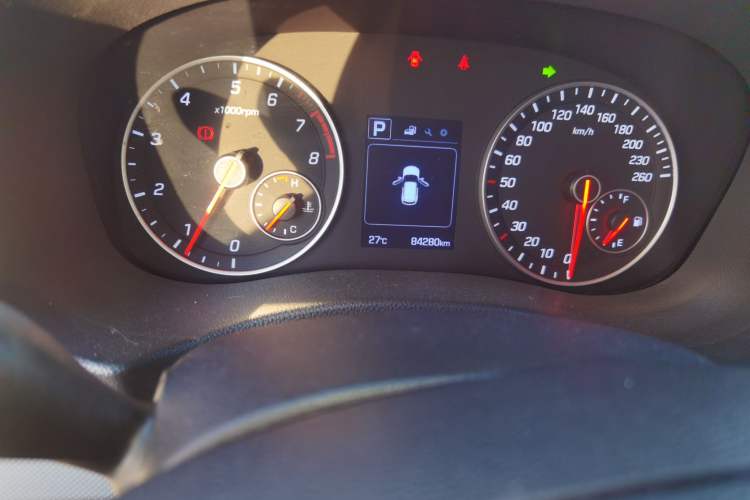 Used Hyundai ix25 2016 1.6T Dual-Clutch Two-Wheel Drive Smart GLS Model Odometer Close Up