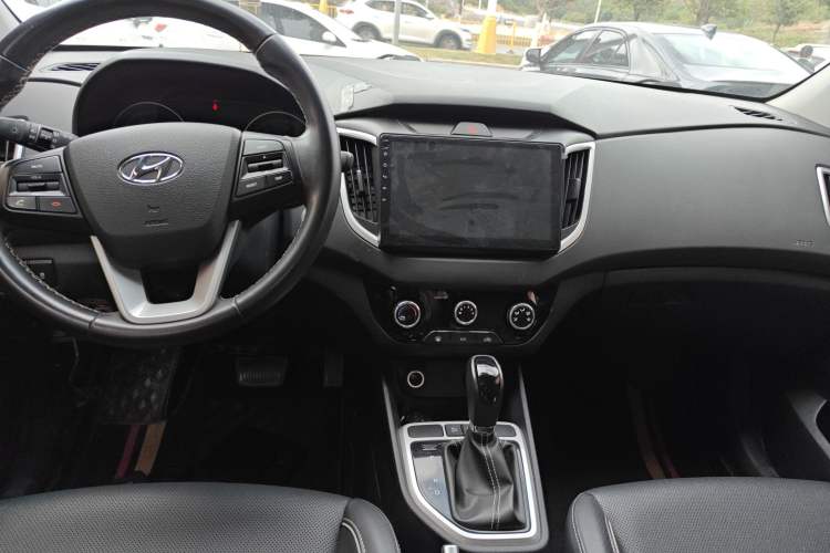 Used Hyundai ix25 2017 1.6L Automatic Smart Version Center Console