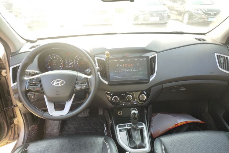 Used Hyundai ix25 2017 1.6L Automatic Smart Version Center Console