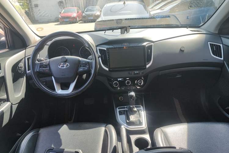 Used Hyundai ix25 2017 1.6L Automatic Smart Version Center Console