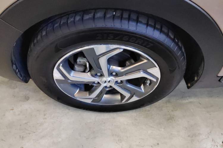 Used Hyundai ix25 2017 1.6L Automatic Smart Version Left Front Wheel Hub