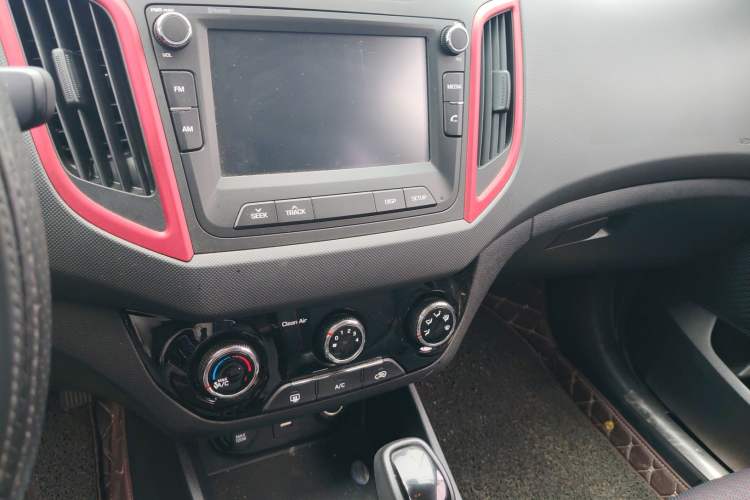 Used Hyundai ix25 2017 1.4T Automatic Smart Version Audio And AC Panel