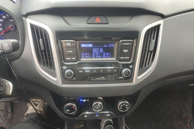 Used Hyundai ix25 2017 1.6L Manual Fashion Model Audio And AC Panel